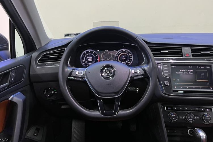 Used Volkswagen Tiguan 2017 330TSI All-Wheel-Drive Innovation Model Interior 3