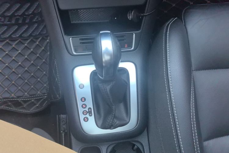 Used Volkswagen Tiguan 2017 300TSI Automatic Two-Wheel Drive Silk Road Comfort Edition Gear Lever