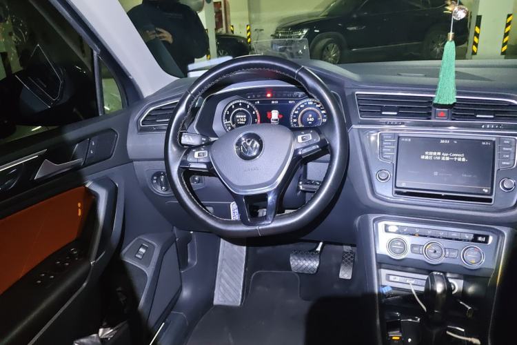 Used Volkswagen Tiguan 2017 330TSI All-Wheel-Drive Innovation Model Steering Wheel
