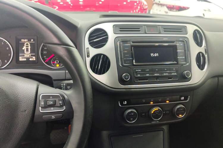 Used Volkswagen Tiguan 2017 300TSI Automatic Two-Wheel Drive Silk Road Comfort Edition Audio And AC Panel