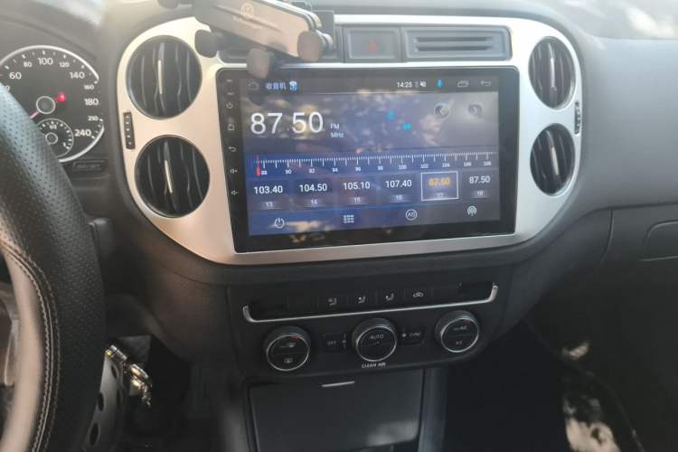 Used Volkswagen Tiguan 2017 300TSI Automatic Two-Wheel Drive Silk Road Comfort Edition Audio And AC Panel