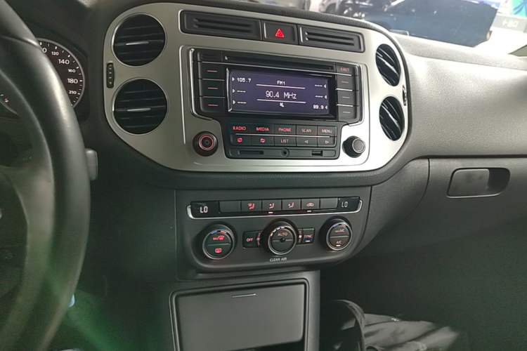 Used Volkswagen Tiguan 2017 300TSI Automatic Two-Wheel Drive Silk Road Comfort Edition Audio And AC Panel