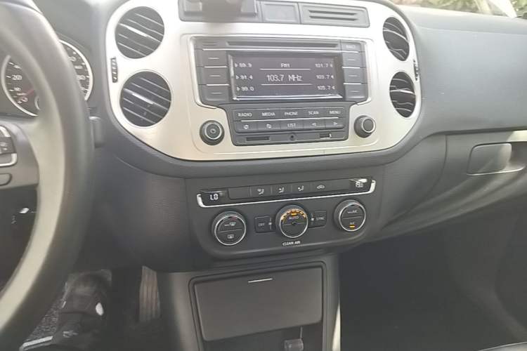 Used Volkswagen Tiguan 2017 300TSI Automatic Two-Wheel Drive Silk Road Comfort Edition Audio And AC Panel