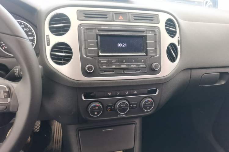Used Volkswagen Tiguan 2017 300TSI Automatic Two-Wheel Drive Silk Road Comfort Edition Audio And AC Panel