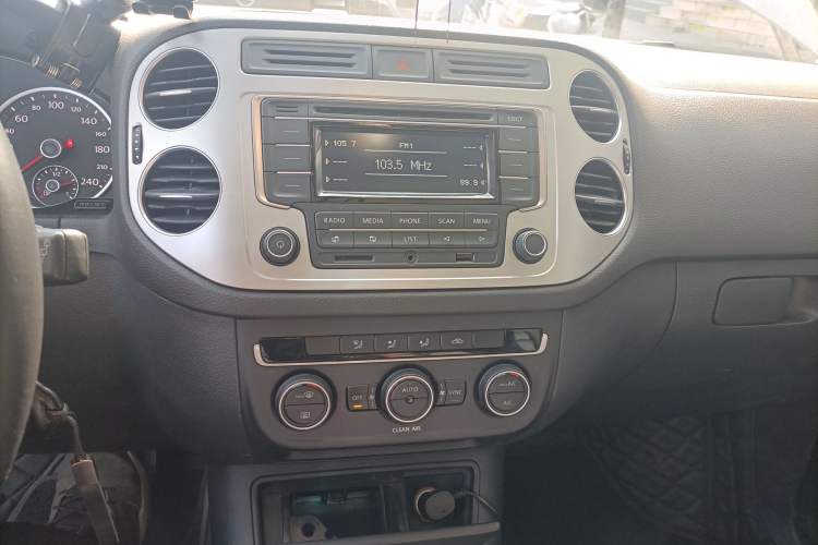 Used Volkswagen Tiguan 2017 300TSI Automatic Two-Wheel Drive Silk Road Comfort Edition Audio And AC Panel