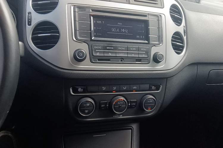 Used Volkswagen Tiguan 2017 300TSI Automatic Two-Wheel Drive Silk Road Comfort Edition Audio And AC Panel
