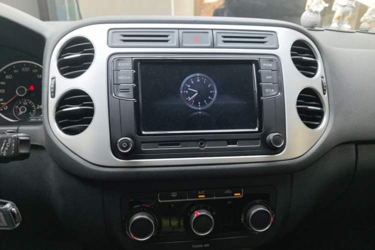 Used Volkswagen Tiguan 2017 300TSI Automatic Two-Wheel Drive Silk Road Luxury Edition Audio And AC Panel