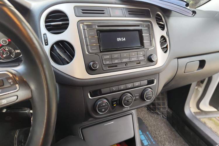 Used Volkswagen Tiguan 2017 300TSI Automatic Two-Wheel Drive Silk Road Comfort Edition Audio And AC Panel