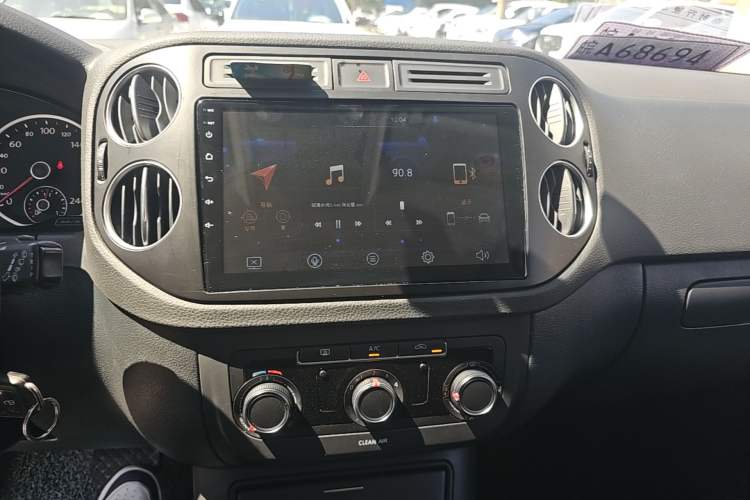 Used Volkswagen Tiguan 2017 300TSI Automatic Two-Wheel Drive Silk Road Luxury Edition Audio And AC Panel
