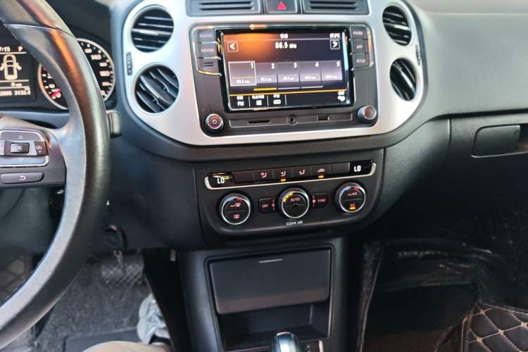 Used Volkswagen Tiguan 2017 300TSI Automatic Two-Wheel Drive Silk Road Comfort Edition Audio And AC Panel