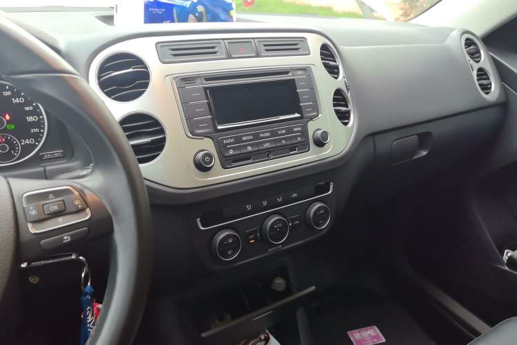 Used Volkswagen Tiguan 2017 300TSI Automatic Two-Wheel Drive Silk Road Comfort Edition Audio And AC Panel