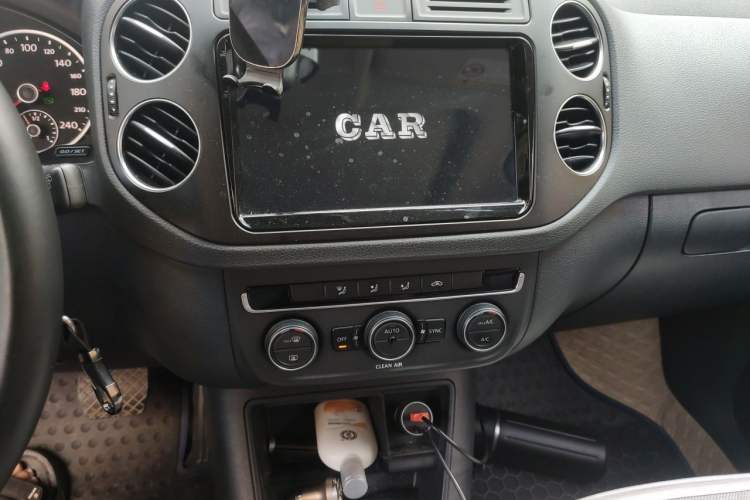Used Volkswagen Tiguan 2017 300TSI Automatic Two-Wheel Drive Silk Road Comfort Edition Audio And AC Panel