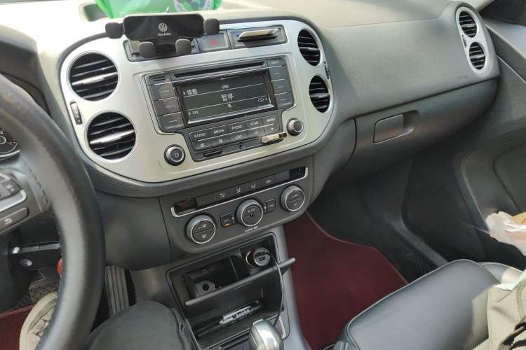 Used Volkswagen Tiguan 2017 300TSI Automatic Two-Wheel Drive Silk Road Comfort Edition Audio And AC Panel