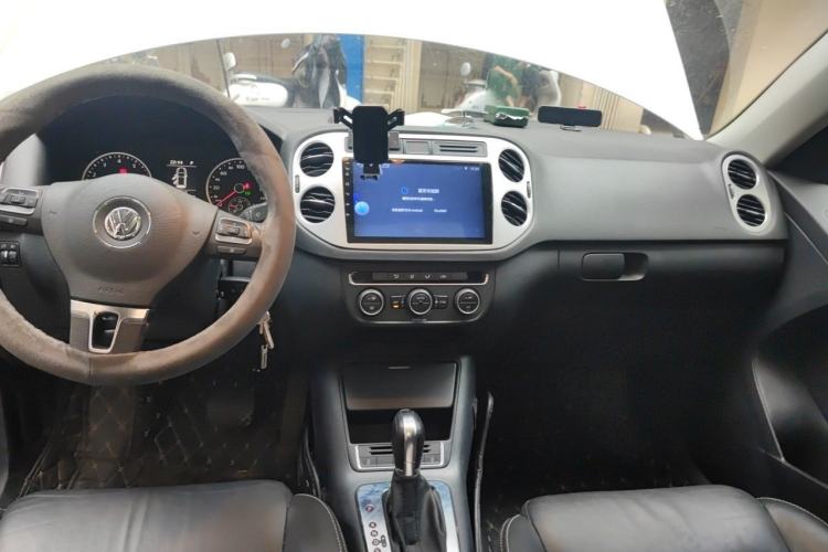 Used Volkswagen Tiguan 2017 300TSI Automatic Two-Wheel Drive Silk Road Comfort Edition Center Console