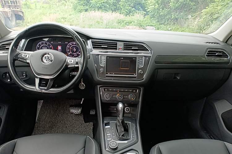 Used Volkswagen Tiguan 2017 330TSI All-Wheel-Drive Innovation Model Center Console