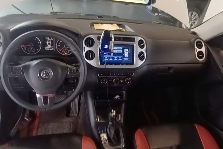 Used Volkswagen Tiguan 2017 300TSI Automatic Two-Wheel Drive Silk Road Comfort Edition Center Console