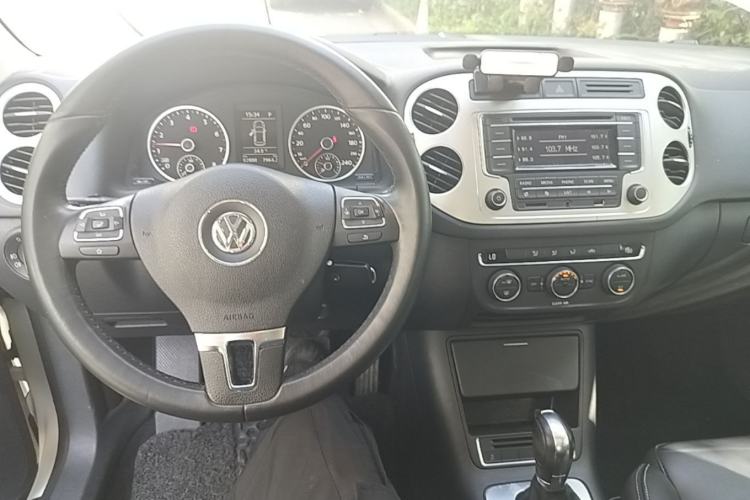 Used Volkswagen Tiguan 2017 300TSI Automatic Two-Wheel Drive Silk Road Comfort Edition Center Console
