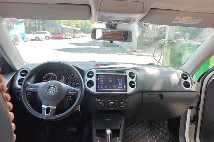 Used Volkswagen Tiguan 2017 300TSI Automatic Two-Wheel Drive Silk Road Comfort Edition Center Console