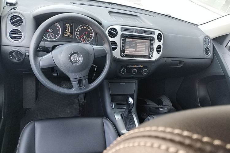 Used Volkswagen Tiguan 2017 300TSI Automatic Two-Wheel Drive Silk Road Luxury Edition Center Console