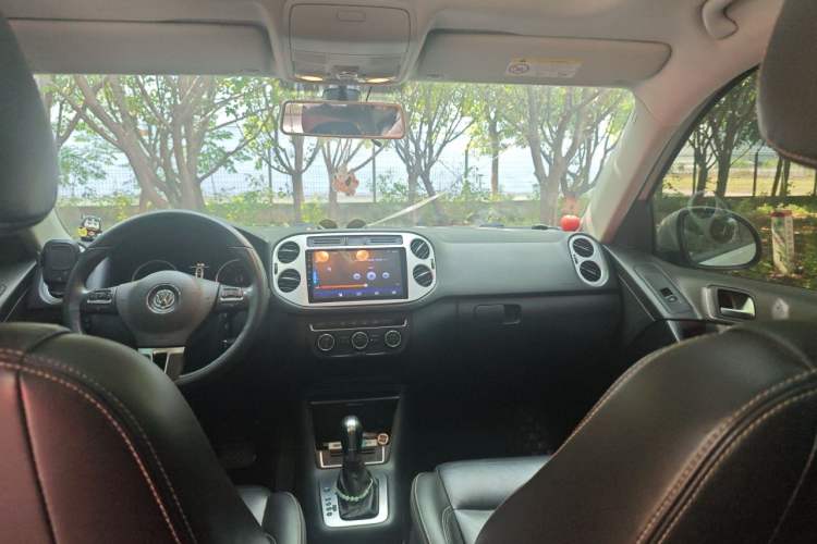 Used Volkswagen Tiguan 2017 300TSI Automatic Two-Wheel Drive Silk Road Comfort Edition Center Console