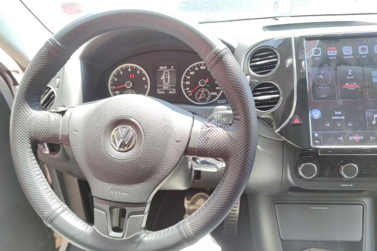 Used Volkswagen Tiguan 2017 300TSI Automatic Two-Wheel Drive Silk Road Luxury Edition Center Console