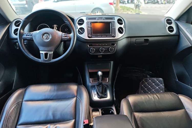 Used Volkswagen Tiguan 2017 300TSI Automatic Two-Wheel Drive Silk Road Comfort Edition Center Console
