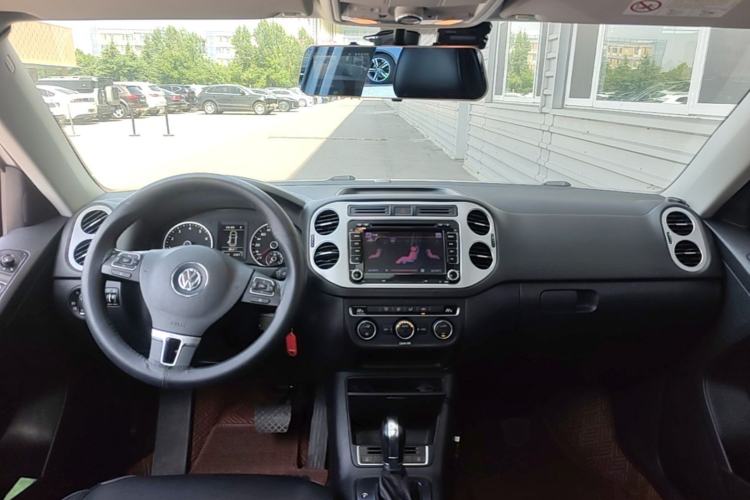 Used Volkswagen Tiguan 2017 300TSI Automatic Two-Wheel Drive Silk Road Comfort Edition Center Console