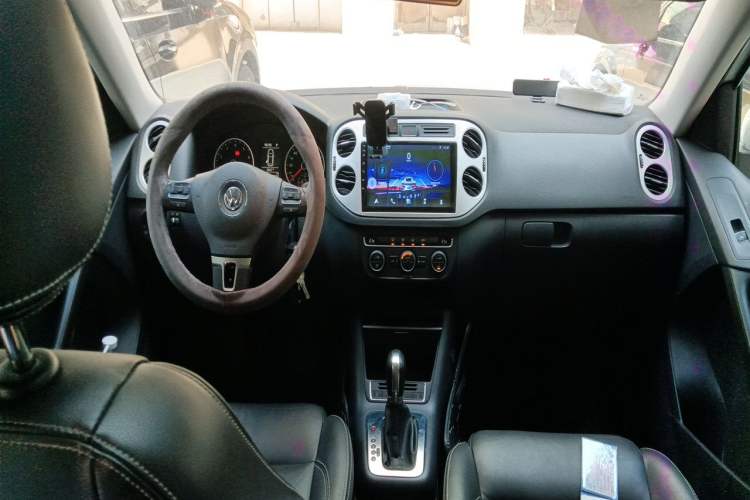 Used Volkswagen Tiguan 2017 300TSI Automatic Two-Wheel Drive Silk Road Comfort Edition Center Console