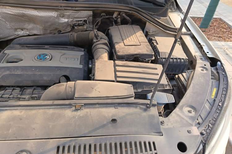 Used Volkswagen Tiguan 2017 300TSI Automatic Two-Wheel Drive Silk Road Luxury Edition Engine Bay Left
