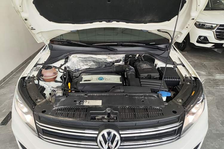 Used Volkswagen Tiguan 2017 300TSI Automatic Two-Wheel Drive Silk Road Luxury Edition Engine Bay