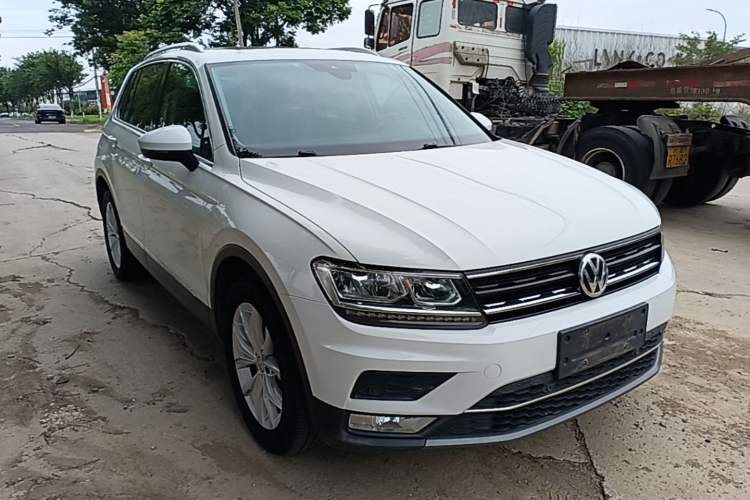 Used Volkswagen Tiguan 2017 330TSI All-Wheel-Drive Innovation Model Front Right 45 Deg
