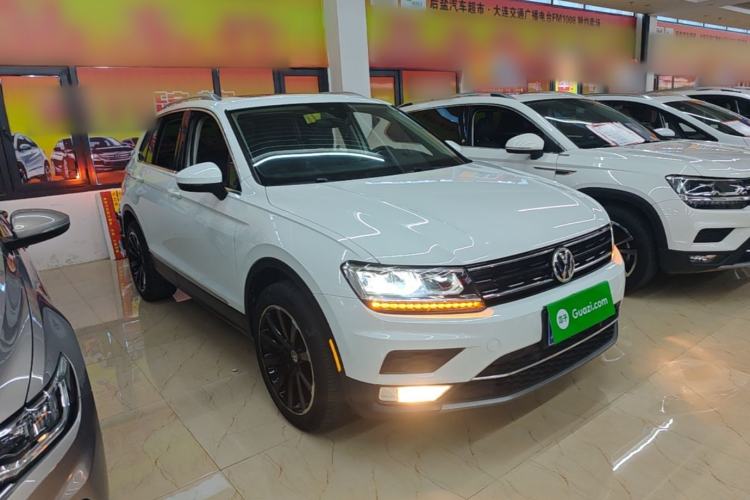 Used Volkswagen Tiguan 2017 330TSI All-Wheel-Drive Innovation Model Front Right 45 Deg