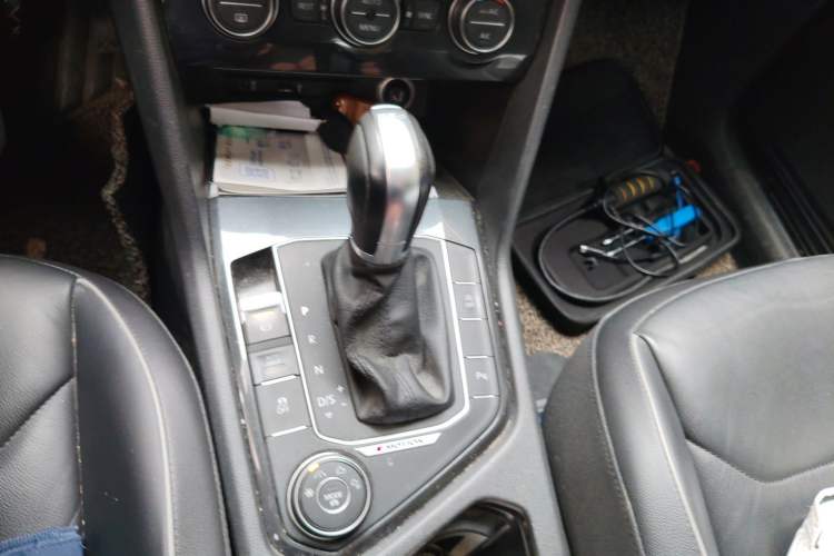 Used Volkswagen Tiguan 2017 330TSI All-Wheel-Drive Innovation Model Gear Lever