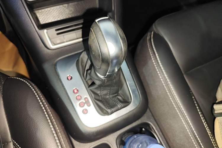 Used Volkswagen Tiguan 2017 300TSI Automatic Two-Wheel Drive Silk Road Comfort Edition Gear Lever