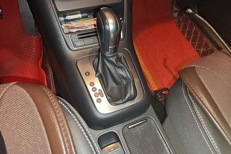 Used Volkswagen Tiguan 2017 300TSI Automatic Two-Wheel Drive Silk Road Comfort Edition Gear Lever