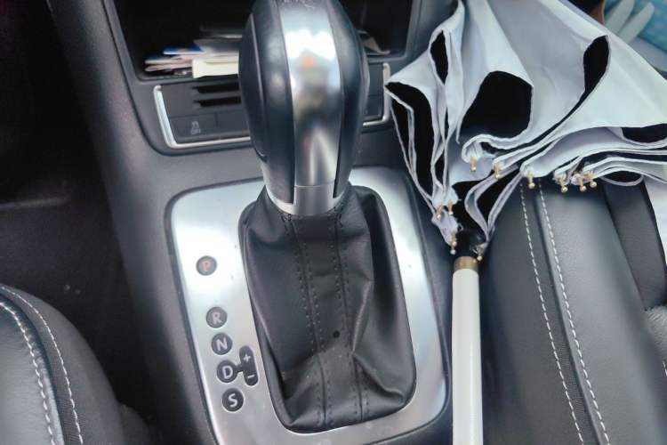 Used Volkswagen Tiguan 2017 300TSI Automatic Two-Wheel Drive Silk Road Comfort Edition Gear Lever