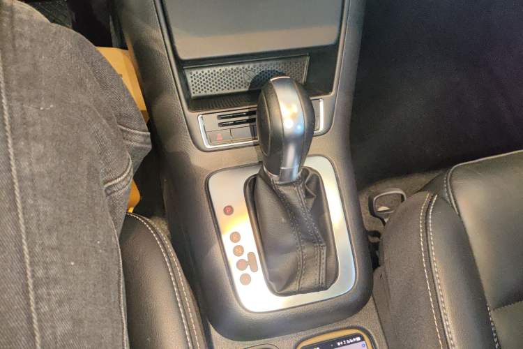 Used Volkswagen Tiguan 2017 300TSI Automatic Two-Wheel Drive Silk Road Comfort Edition Gear Lever