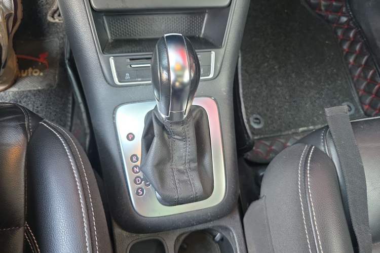 Used Volkswagen Tiguan 2017 300TSI Automatic Two-Wheel Drive Silk Road Comfort Edition Gear Lever