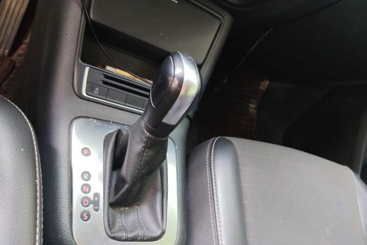 Used Volkswagen Tiguan 2017 300TSI Automatic Two-Wheel Drive Silk Road Luxury Edition Gear Lever