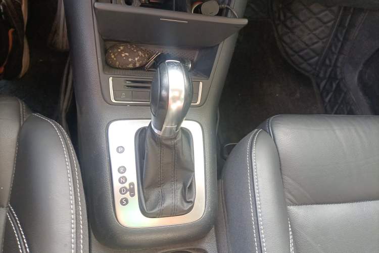 Used Volkswagen Tiguan 2017 300TSI Automatic Two-Wheel Drive Silk Road Comfort Edition Gear Lever