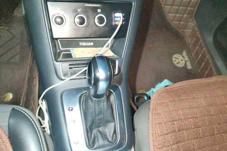 Used Volkswagen Tiguan 2017 300TSI Automatic Two-Wheel Drive Silk Road Luxury Edition Gear Lever