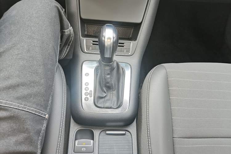 Used Volkswagen Tiguan 2017 300TSI Automatic Two-Wheel Drive Silk Road Luxury Edition Gear Lever