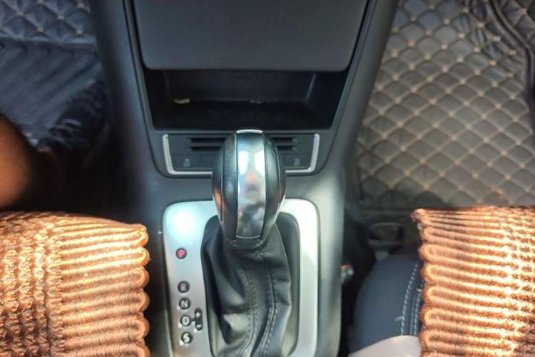 Used Volkswagen Tiguan 2017 300TSI Automatic Two-Wheel Drive Silk Road Comfort Edition Gear Lever