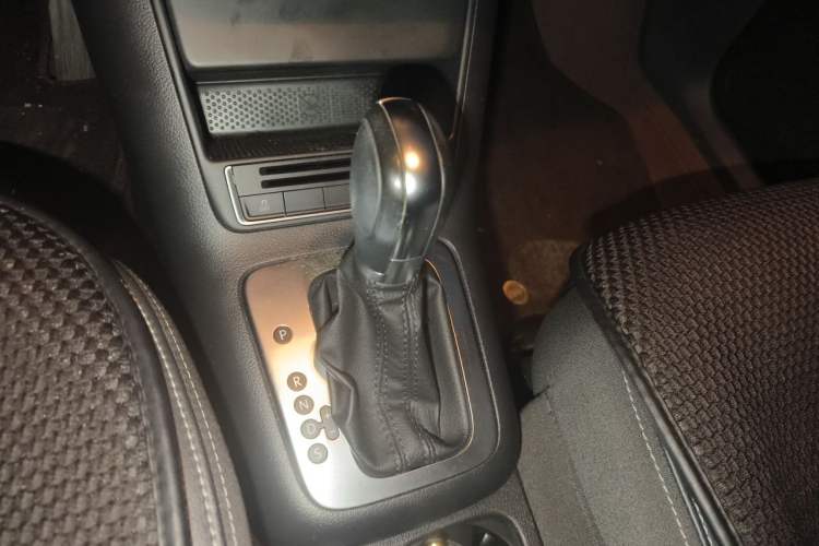 Used Volkswagen Tiguan 2017 300TSI Automatic Two-Wheel Drive Silk Road Comfort Edition Gear Lever