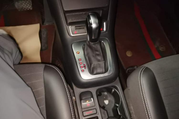 Used Volkswagen Tiguan 2017 300TSI Automatic Two-Wheel Drive Silk Road Luxury Edition Gear Lever