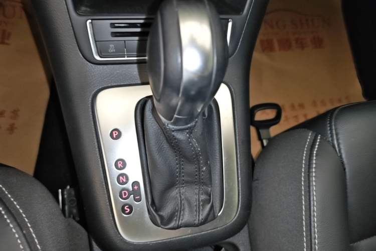 Used Volkswagen Tiguan 2017 300TSI Automatic Two-Wheel Drive Silk Road Comfort Edition Gear Lever