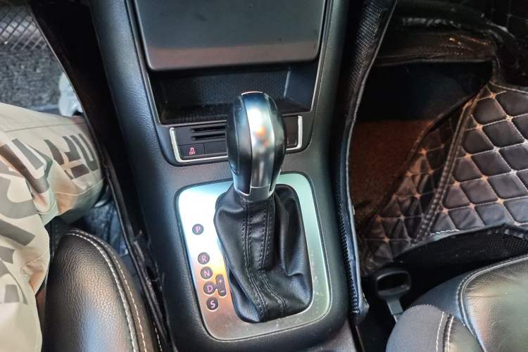 Used Volkswagen Tiguan 2017 300TSI Automatic Two-Wheel Drive Silk Road Comfort Edition Gear Lever