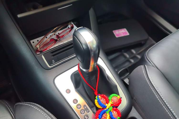 Used Volkswagen Tiguan 2017 300TSI Automatic Two-Wheel Drive Silk Road Comfort Edition Gear Lever