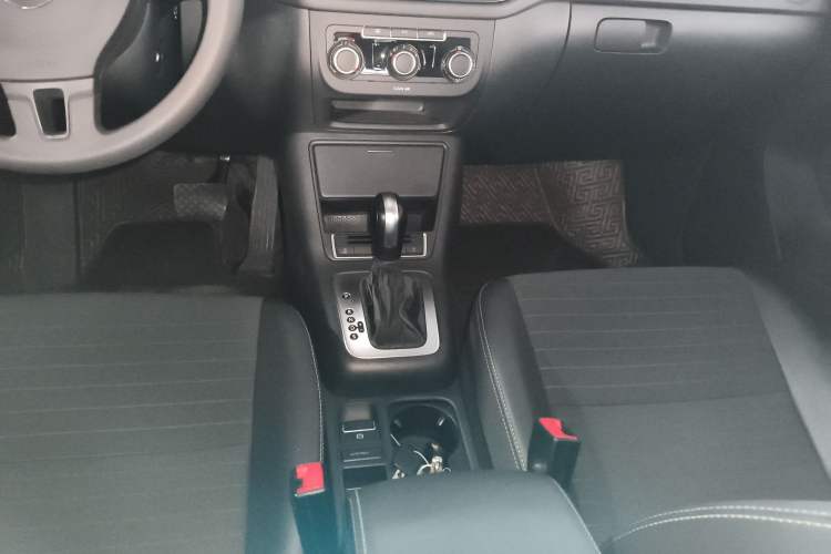 Used Volkswagen Tiguan 2017 300TSI Automatic Two-Wheel Drive Silk Road Luxury Edition Gear Lever