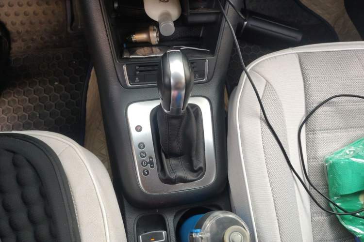 Used Volkswagen Tiguan 2017 300TSI Automatic Two-Wheel Drive Silk Road Comfort Edition Gear Lever